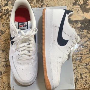 AF1’s white/obsidian-white red